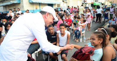 Secretario General del PRSC lleva útiles escolares a familias vulnerables de Santiago