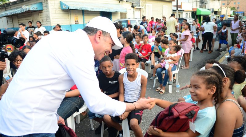 Secretario General del PRSC lleva útiles escolares a familias vulnerables de Santiago Secretario General del PRSC lleva útiles escolares a familias vulnerables de Santiago