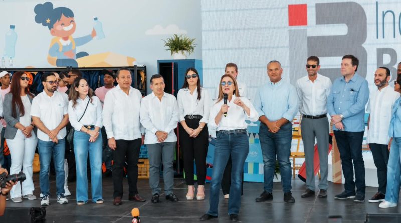 Carolina Mejía destaca impacto de “Plásticos por Útiles Escolares” tras recolectar 16.5 millones de botellitas Carolina Mejía destaca impacto de “Plásticos por Útiles Escolares” tras recolectar 16.5 millones de botellitas