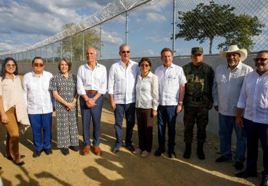Abinader muestra a su homólogo de Honduras el muro fronterizo con Haití