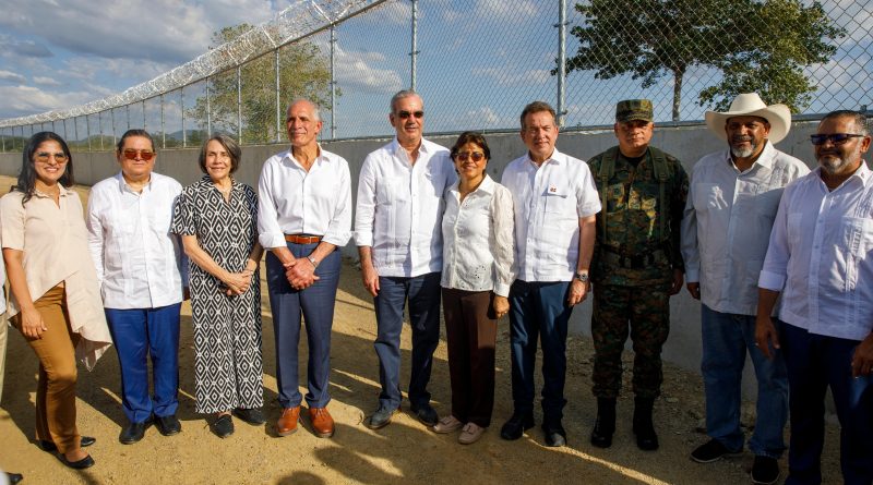 Abinader muestra a su homólogo de Honduras el muro fronterizo con Haití