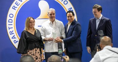 Abinader apuesta por la educación y encabeza graduación en su primer acto como presidente del PRM