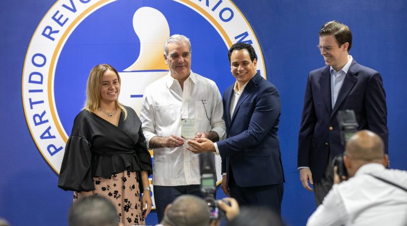 Abinader apuesta por la educación y encabeza graduación en su primer acto como presidente del PRM Abinader apuesta por la educación y encabeza graduación en su primer acto como presidente del PRM