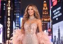 Thalía deslumbra en Times Square con diseño de la dominicana Giannina Azar