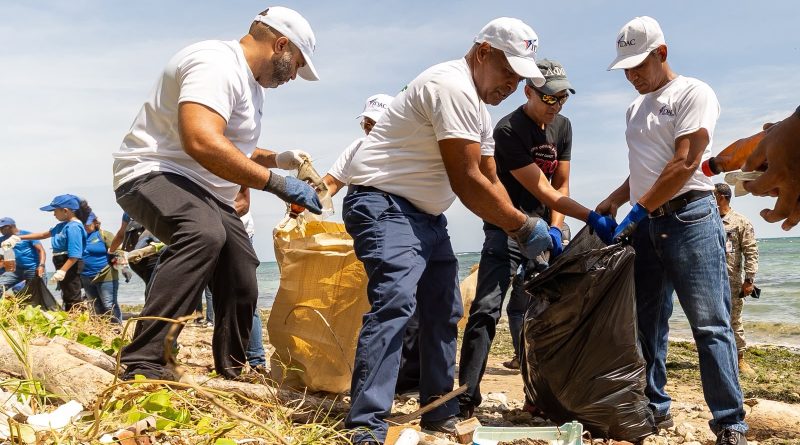 IDAC retira más de 3,400 libras de basura del malecón de Puerto Plata