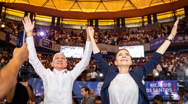 Carolina Mejía designa a Ricardo de los Santos como jefe de su campaña presidencial