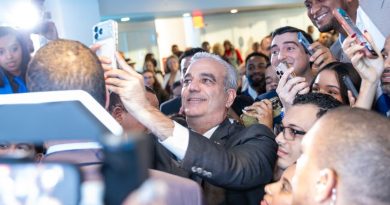 Abinader anuncia 300 becas para jóvenes dominicanos residentes en Nueva York