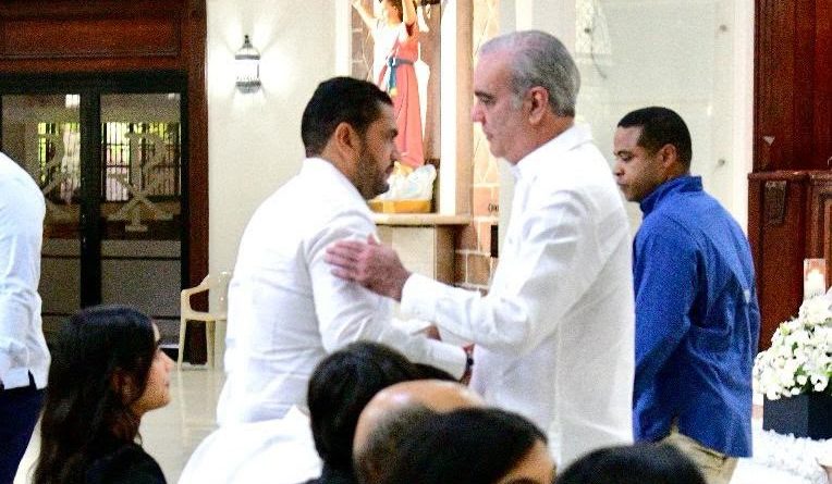 Abinader asiste a misa novenario en memoria de la madre de Miguel Medina