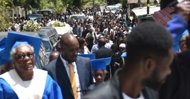 Condenan agresiones a fotoperiodistas durante funerales de víctimas de la masacre en Haití