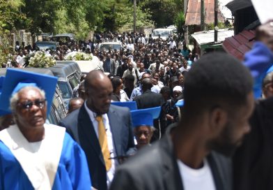 Condenan agresiones a fotoperiodistas durante funerales de víctimas de la masacre en Haití