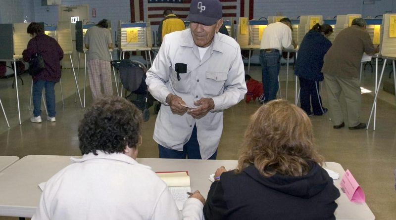 Un 38 % de votantes latinos está indeciso y 52 % de ellos prevé daños económicos por Trump