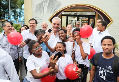 Abinader llama a niños y jóvenes a leer durante recorrido por la Feria del Libro