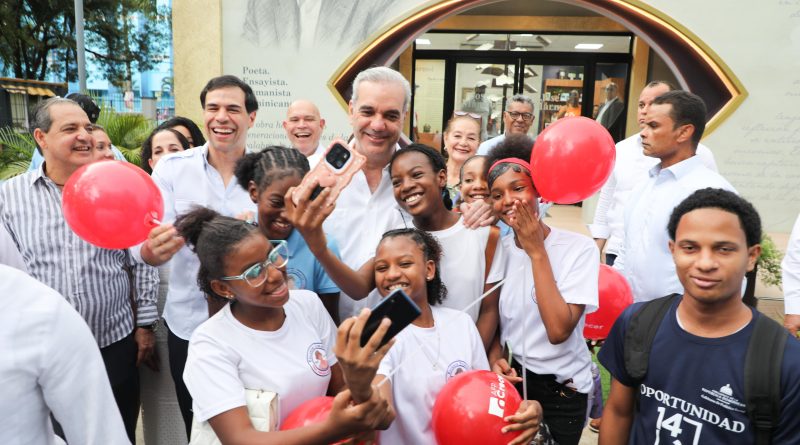 Abinader llama a niños y jóvenes a leer durante recorrido por la Feria del Libro