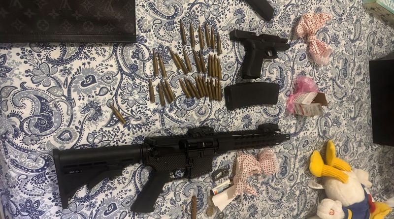 La Policía arresta a un alemán y ocupa un fusil, una pistola y 34.200 dólares en Juan Dolio La Policía arresta a un alemán y ocupa un fusil, una pistola y 34.200 dólares en Juan Dolio