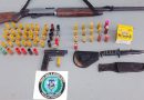 Ocupan armas ilegales, municiones y presuntas drogas durante allanamientos en Monte Plata
