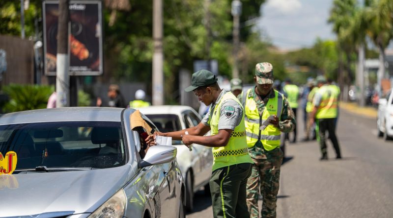 Fiscalizan 15 vehículos piratas en corredores del Distrito Nacional Fiscalizan 15 vehículos piratas en corredores del Distrito Nacional