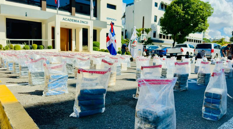 Autoridades ocupan más de una tonelada de presunta cocaína frente a las costas de Pedernales Autoridades ocupan más de una tonelada de presunta cocaína frente a las costas de Pedernales