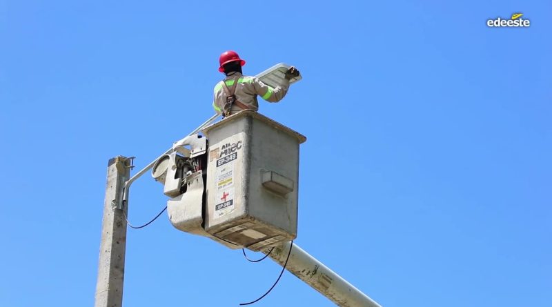Edeeste invierte RD$147.7 millones en alumbrado público y refuerza iluminación para Navidad Edeeste invierte RD$147.7 millones en alumbrado público y refuerza iluminación para Navidad