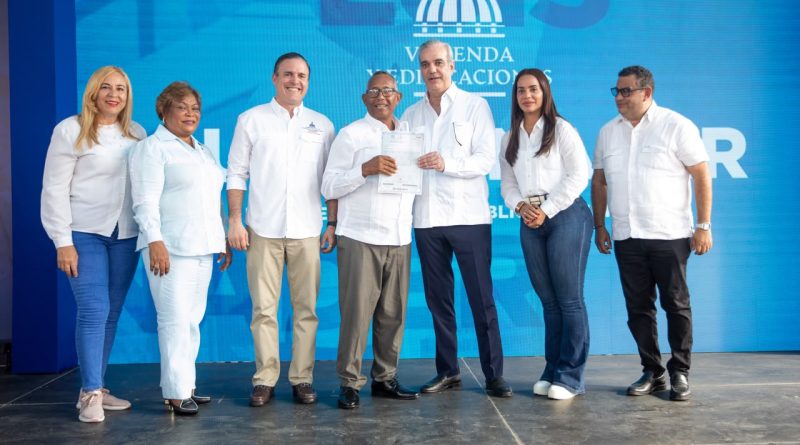 Abinader entrega 422 títulos de propiedad en Santo Domingo Norte Abinader entrega 422 títulos de propiedad en Santo Domingo Norte