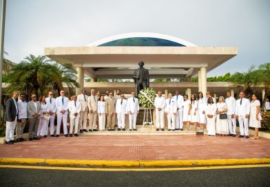 UASD inicia celebración de su 488 aniversario con izamiento de banderas y ofrenda floral