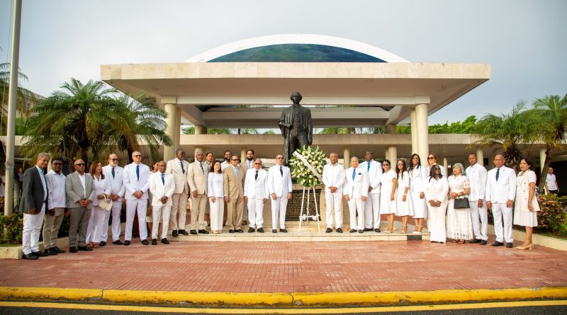 UASD inicia celebración de su 488 aniversario con izamiento de banderas y ofrenda floral