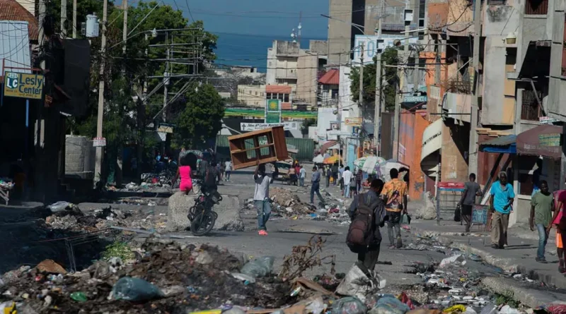 Familias desplazadas por la violencia de las bandas haitianas protestan en Puerto Príncipe Familias desplazadas por la violencia de las bandas haitianas protestan en Puerto Príncipe